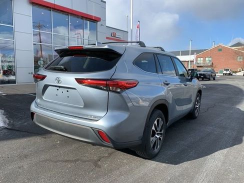 Used 2023 Toyota Highlander XLE image 3