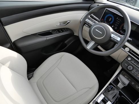 Certified 2025 Hyundai Tucson SE image 9