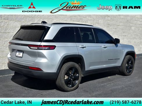 Used 2023 Jeep Grand Cherokee Altitude AWD/4WD image 5