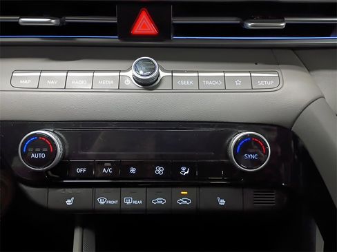 Certified 2025 Hyundai Elantra SEL image 16