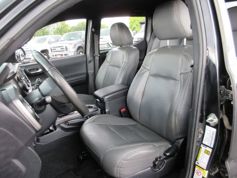 Used 2019 Toyota Tacoma TRD Off-Road AWD/4WD image 17