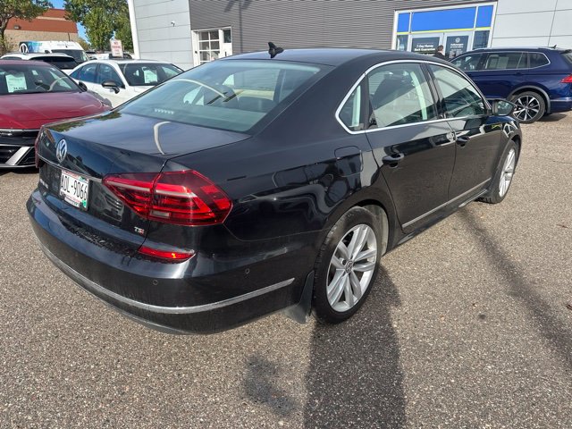 Used 2018 Volkswagen Passat 2.0T SEL Premium FWD image 3
