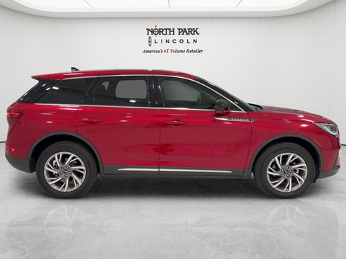 Used 2025 Lincoln Corsair FWD image 6