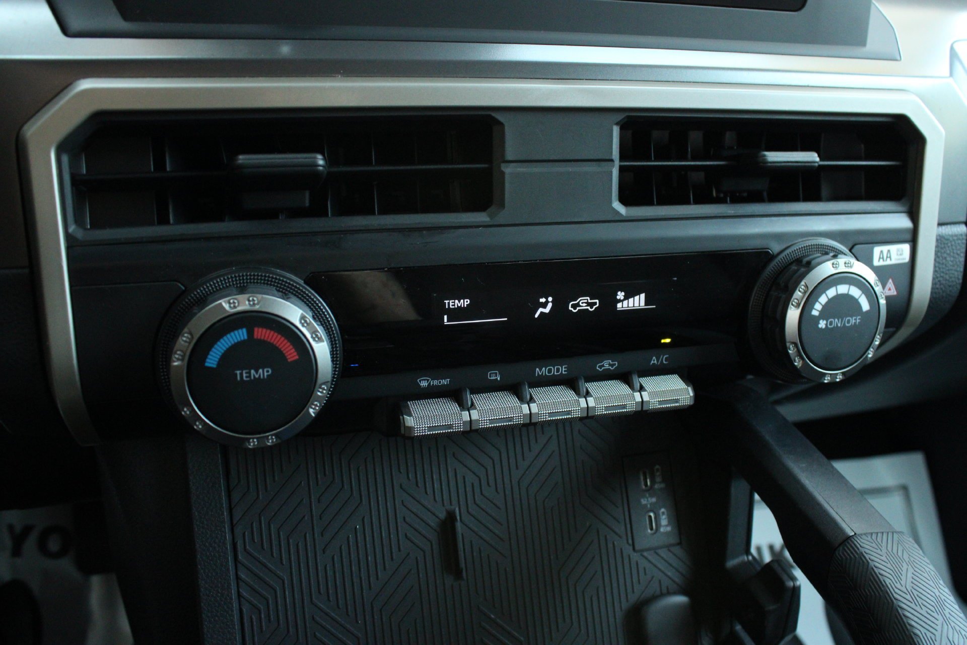 Used 2025 Toyota Tacoma SR5 AWD/4WD image 36