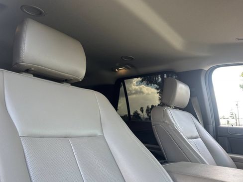 Used 2020 Ford Expedition XLT w/ Equipment Group 202A AWD/4WD image 18