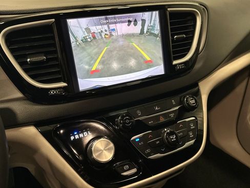 Used 2022 Chrysler Pacifica Touring-L FWD image 23