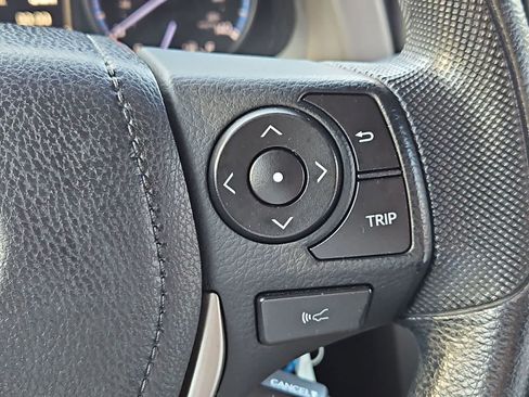 Used 2018 Toyota RAV4 LE FWD image 10