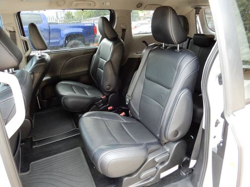 Used 2017 Toyota Sienna SE Premium FWD image 11
