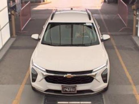 Used 2025 Chevrolet Trax LT w/ LT Convenience Package FWD image 7