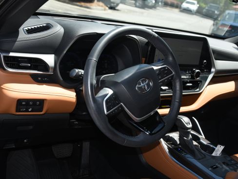 Used 2024 Toyota Highlander Platinum FWD image 9