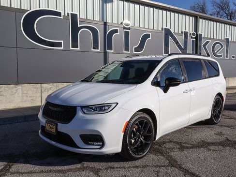 Used 2025 Chrysler Pacifica Limited image 1