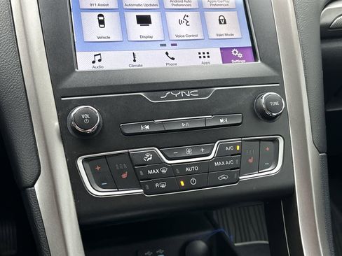 Used 2019 Ford Fusion SE AWD/4WD image 18