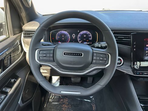 Used 2022 Jeep Wagoneer Series III w/ Premium Group I AWD/4WD image 12