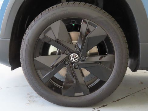 New 2026 Volkswagen Taos SE FWD image 27