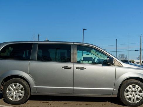 Used 2019 Dodge Grand Caravan SE image 5