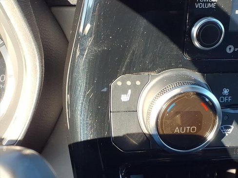 Used 2021 Toyota Highlander XLE image 22