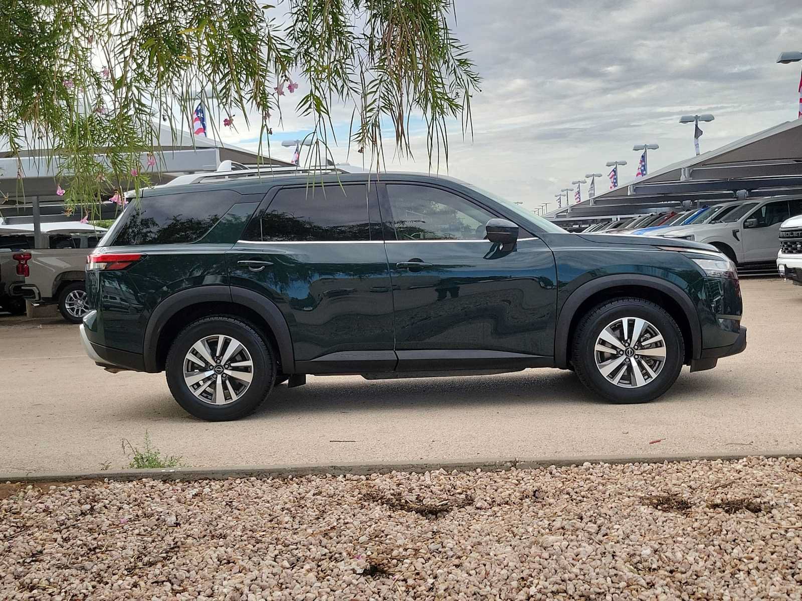 Used 2023 Nissan Pathfinder SL FWD image 9