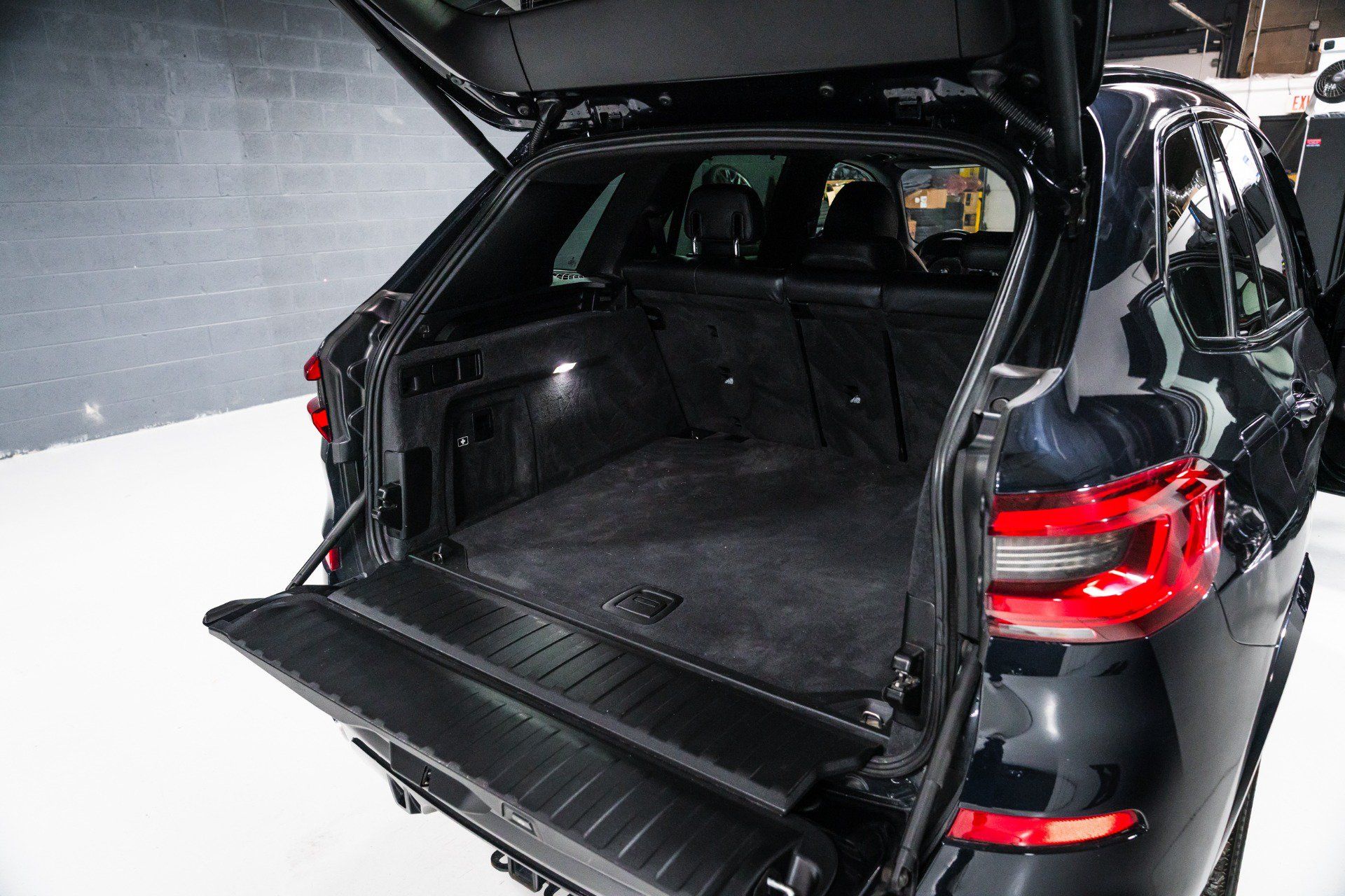 Used 2019 BMW X5 xDrive40i w/ M Sport Package AWD/4WD image 14