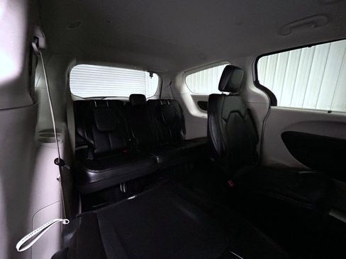 Used 2024 Chrysler Pacifica Touring-L image 18