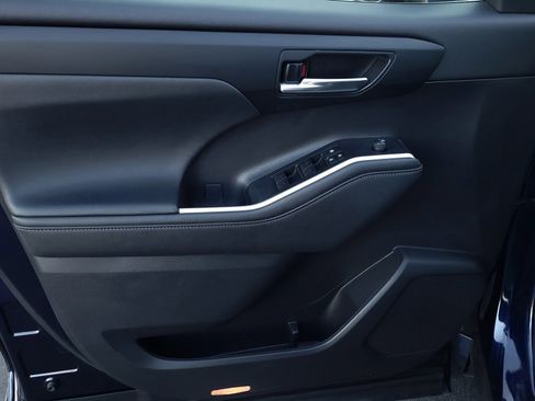 Certified 2023 Toyota Highlander XLE image 9