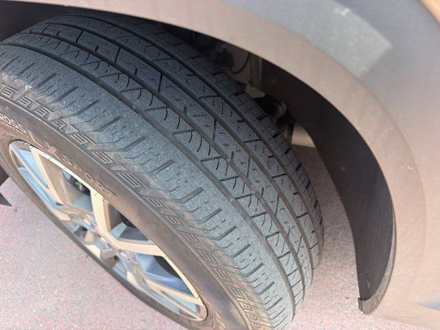 Used 2023 GMC Acadia SLT w/ LPO, Floor Liner Package FWD image 8