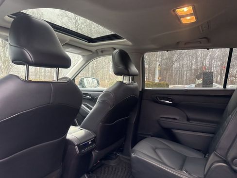 Used 2021 Toyota Highlander XLE image 11