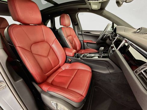 Certified 2025 Porsche Macan AWD/4WD image 30