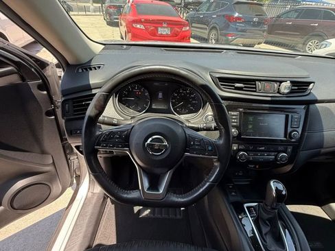 Used 2019 Nissan Rogue SV w/ Premium Package image 11