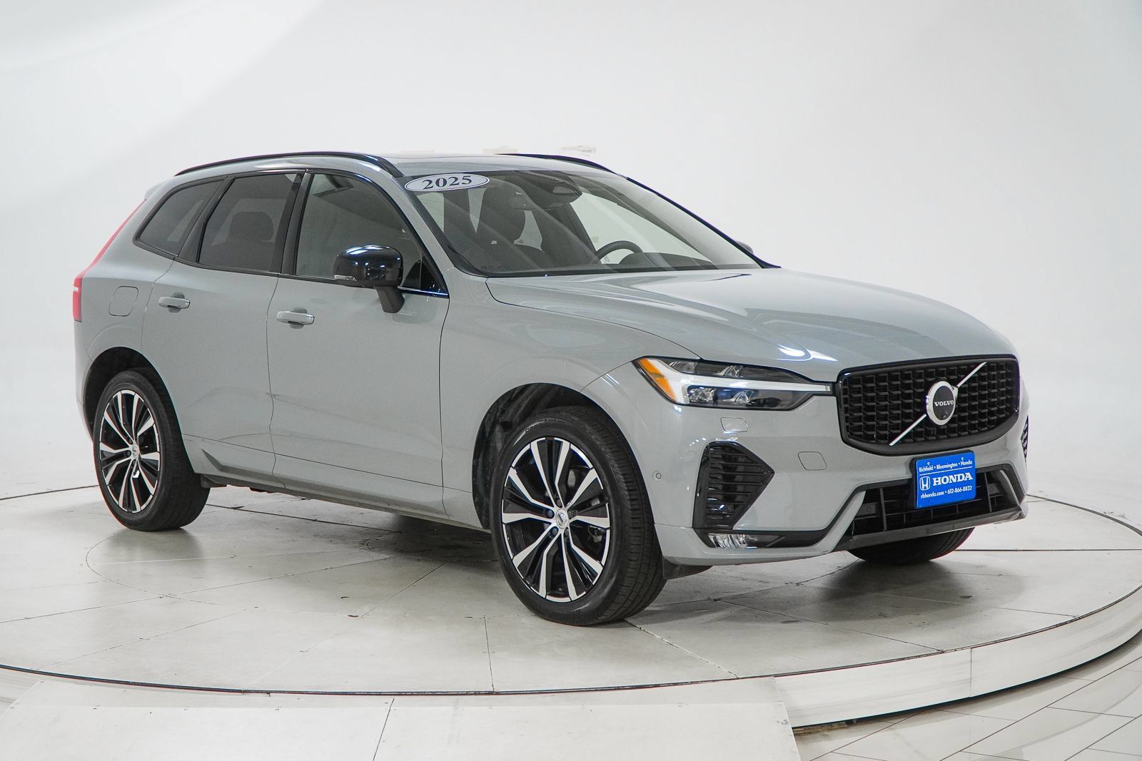 Used 2025 Volvo XC60 B5 Plus AWD/4WD image 13