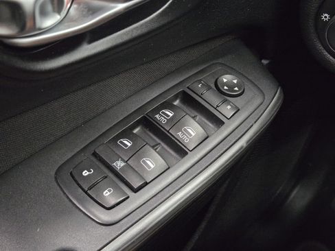 Used 2016 Jeep Cherokee Latitude w/ Comfort/Convenience Group FWD image 18