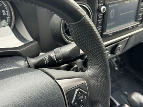 Certified 2018 Toyota Tacoma SR5 AWD/4WD image 26