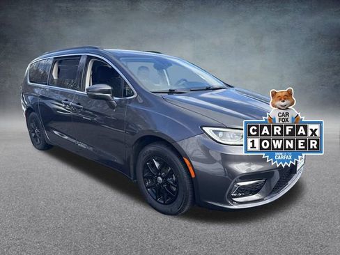 Used 2021 Chrysler Pacifica Touring image 2