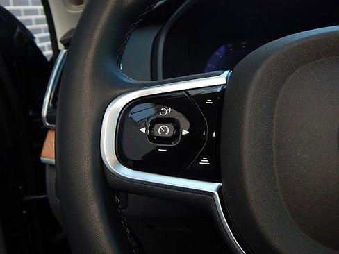 Certified 2025 Volvo XC90 B6 Plus image 28