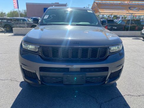 Used 2022 Jeep Grand Cherokee L Limited w/ Black Appearance Package AWD/4WD image 2