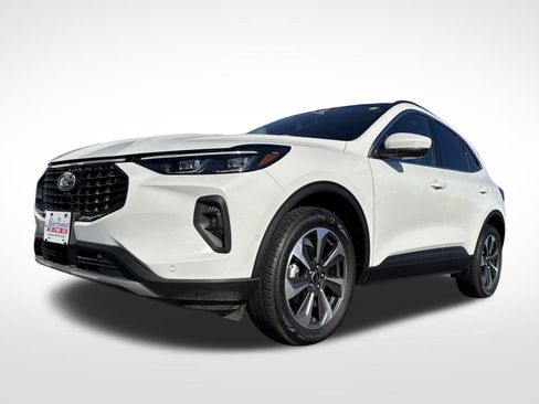 Used 2024 Ford Escape Platinum w/ Premium Technology Package image 2