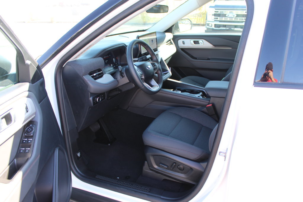 Used 2025 Ford Explorer Active RWD image 10