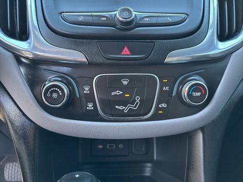 Used 2020 Chevrolet Equinox LS FWD image 18
