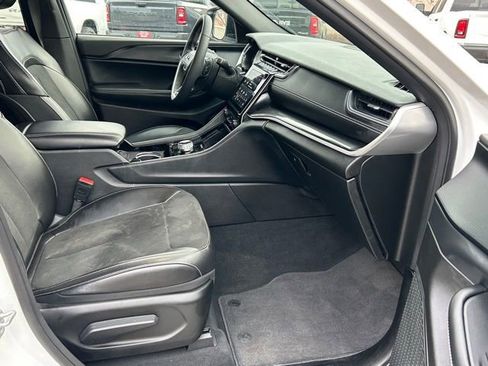 Used 2023 Jeep Grand Cherokee Altitude AWD/4WD image 18