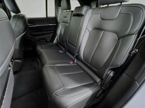 Used 2024 Jeep Grand Cherokee Limited w/ Black Appearance Package image 25