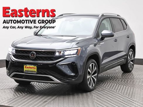 Used 2022 Volkswagen Taos SE FWD image 1