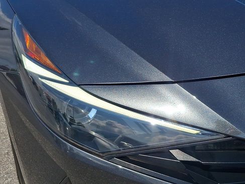 Used 2021 Hyundai Elantra SE FWD image 9
