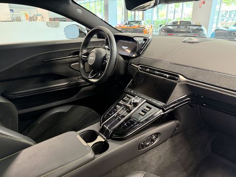 Used 2025 Aston Martin V8 Vantage Coupe RWD image 17