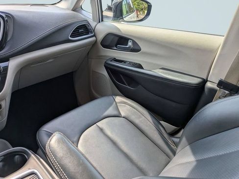 Used 2024 Chrysler Pacifica Limited FWD image 19