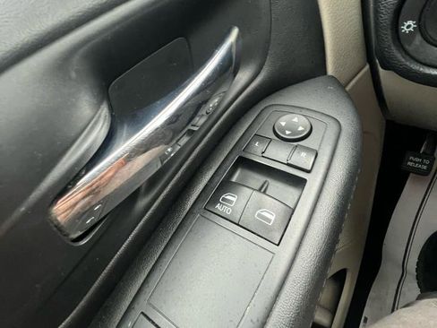 Used 2017 Dodge Grand Caravan SE image 19