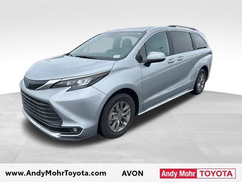 Used 2025 Toyota Sienna XLE image 3