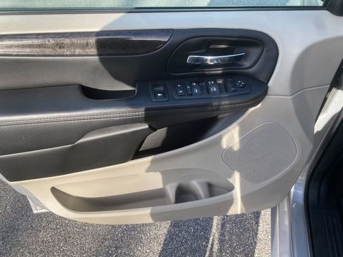 Used 2018 Dodge Grand Caravan SE w/ UConnect Hands-Free Group image 11