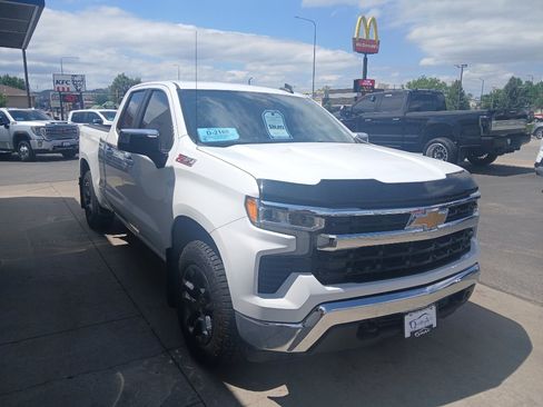 Used 2022 Chevrolet Silverado 1500 LT AWD/4WD image 4