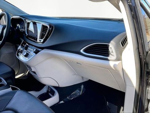 Used 2024 Chrysler Pacifica Touring-L image 19