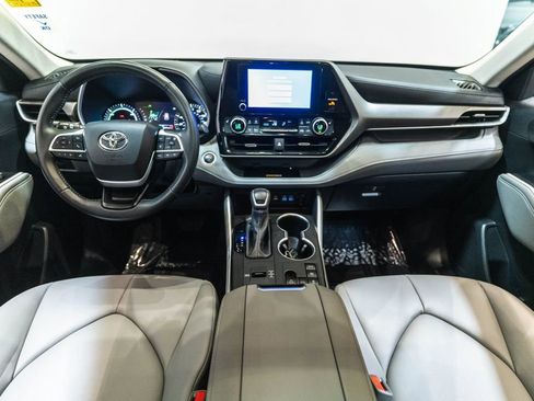Used 2024 Toyota Highlander XLE AWD/4WD image 13