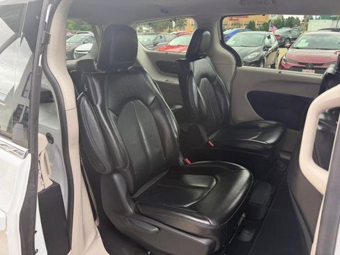 Used 2021 Chrysler Pacifica Touring-L image 19